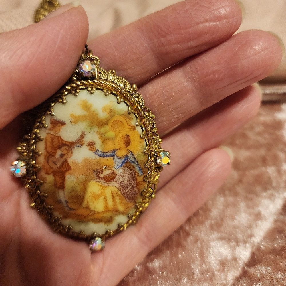 Vintage Fragonard pendant featuring lovers painting